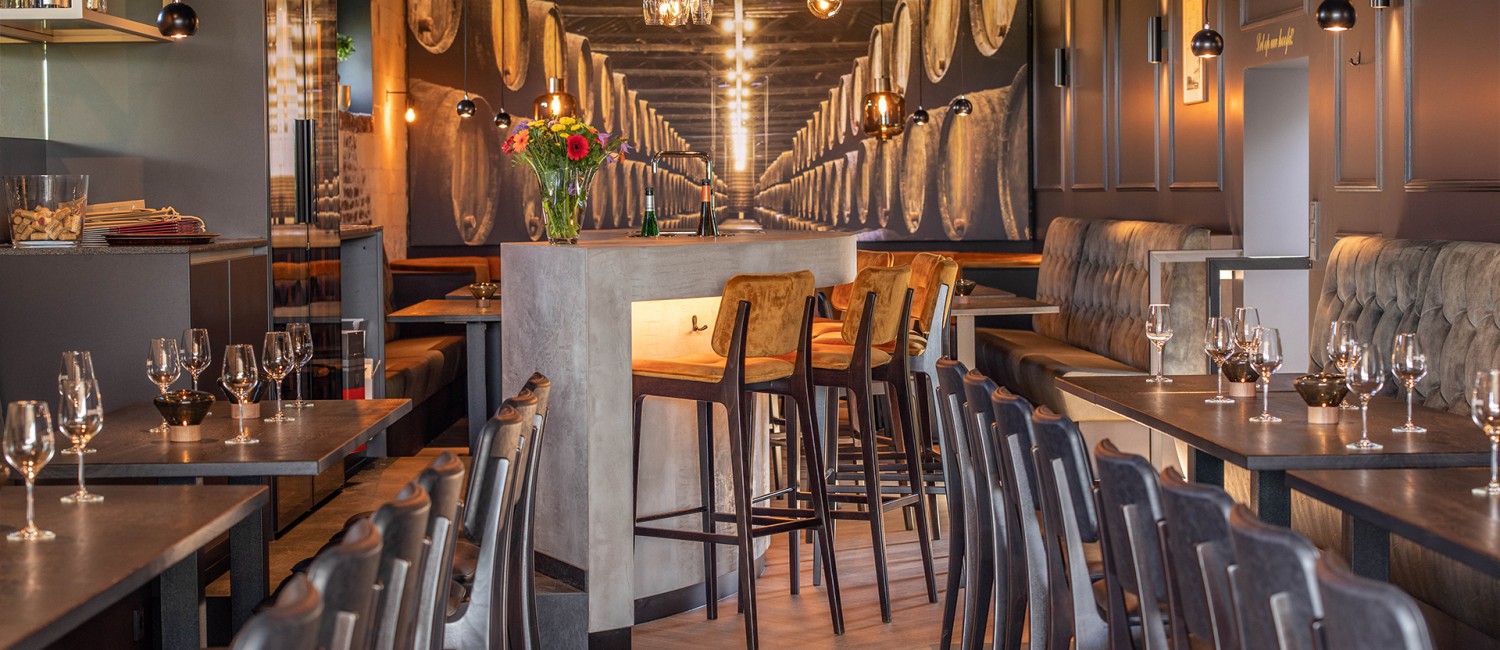 Besuchen Sie unseren Weinladen oder buchen Sie eine geführte Tour mit Weinprobe